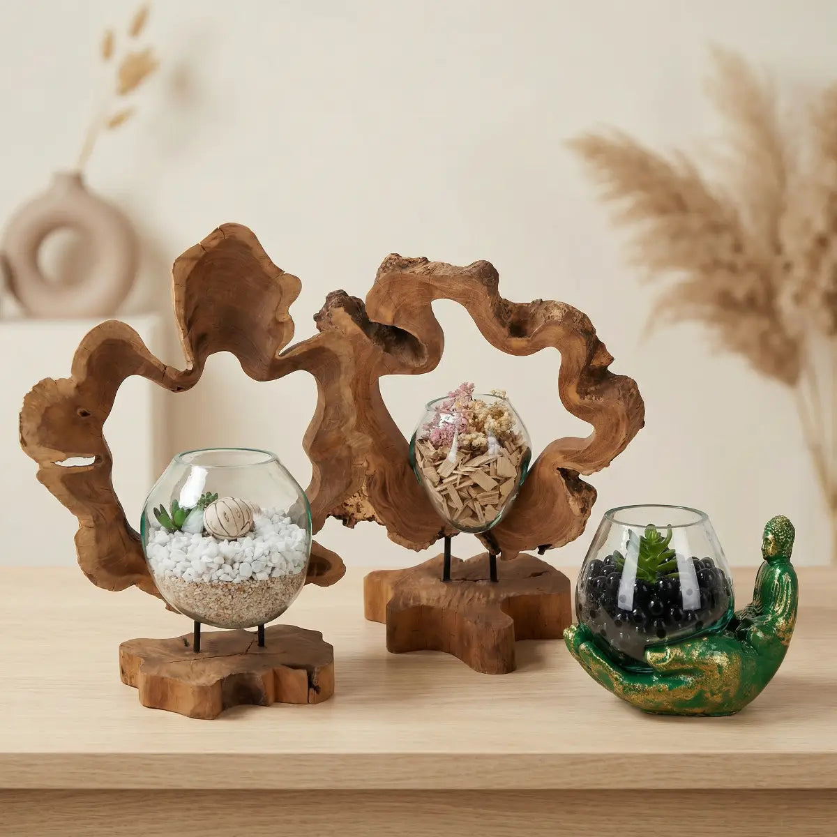 Skulpturen und Designobjekte aus Wurzelholz mit mundgeblasenem Glas