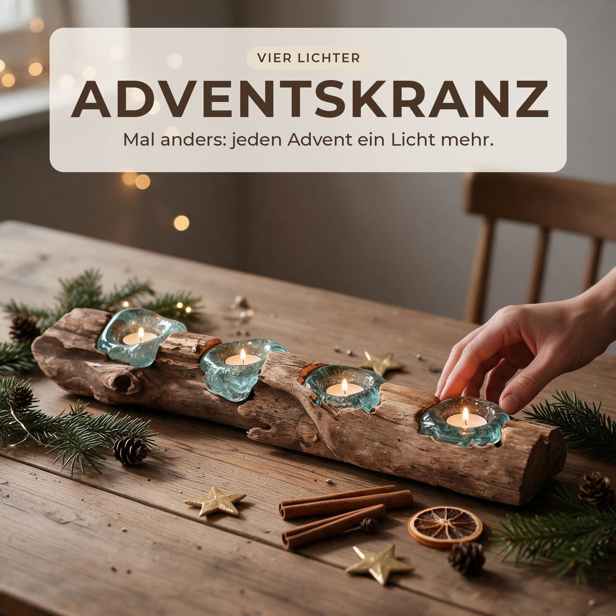 Adventskranz mal anders: Teelichthalter aus Wurzelholz mit vier brennenden Teelichtern zwischen Tannengrün, Zapfen, Zimt und Sternen
