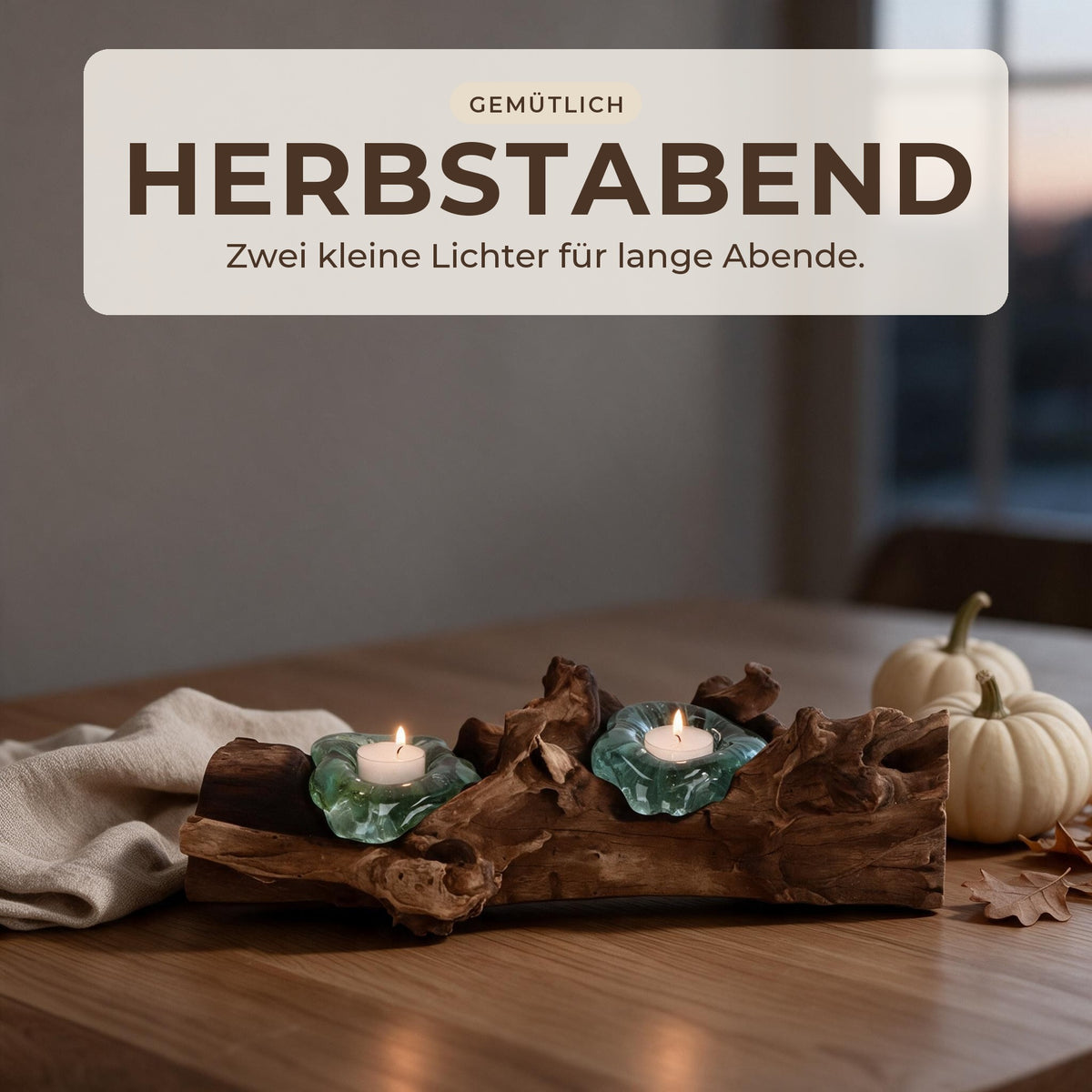 Teelichthalter mit zwei brennenden Teelichtern auf dem Esstisch am Herbstabend