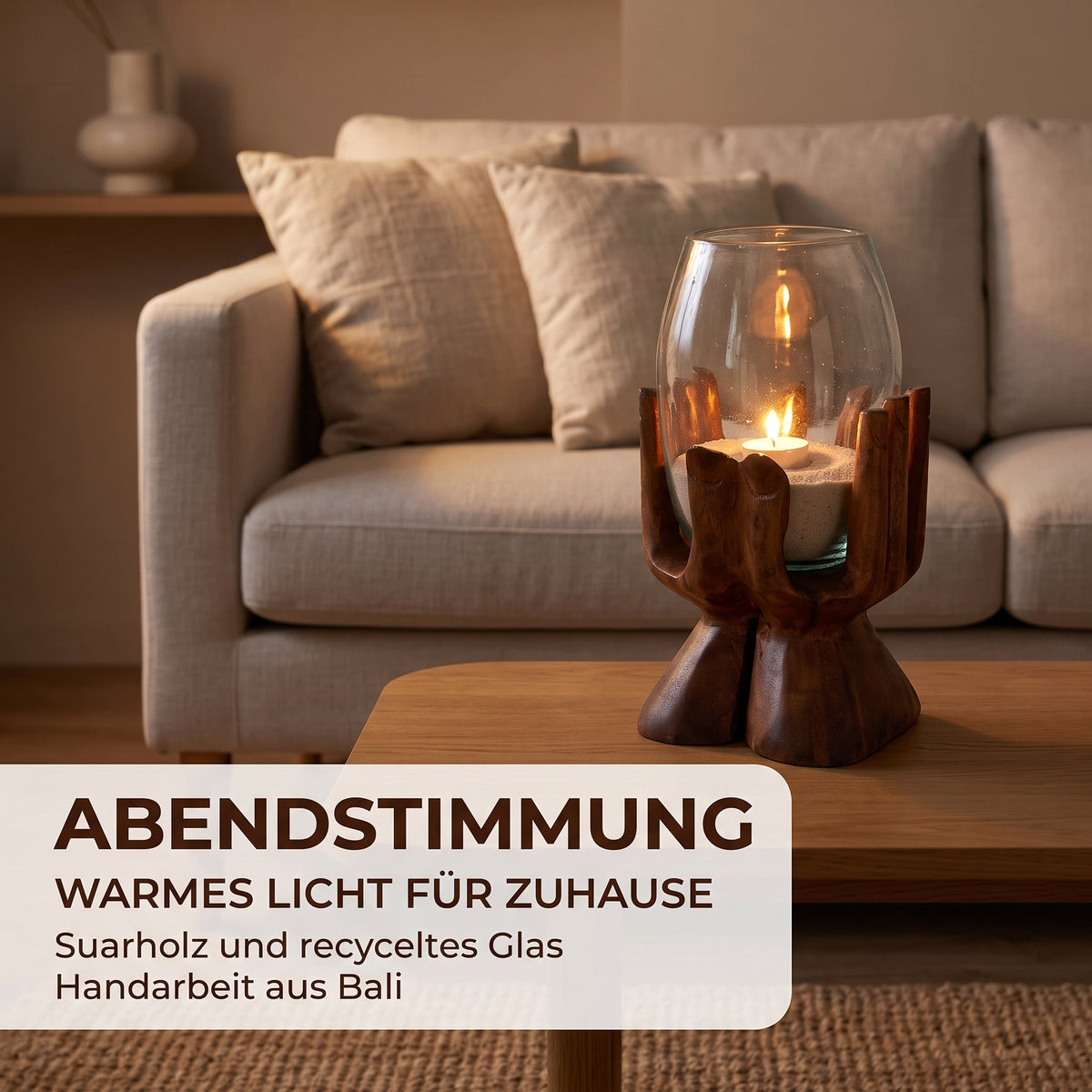 Teelichthalter Holz mit brennendem Teelicht auf dem Couchtisch im Wohnzimmer, die Holzhand aus Suarholz dient als Kerzenständer für warmes Licht am Abend.