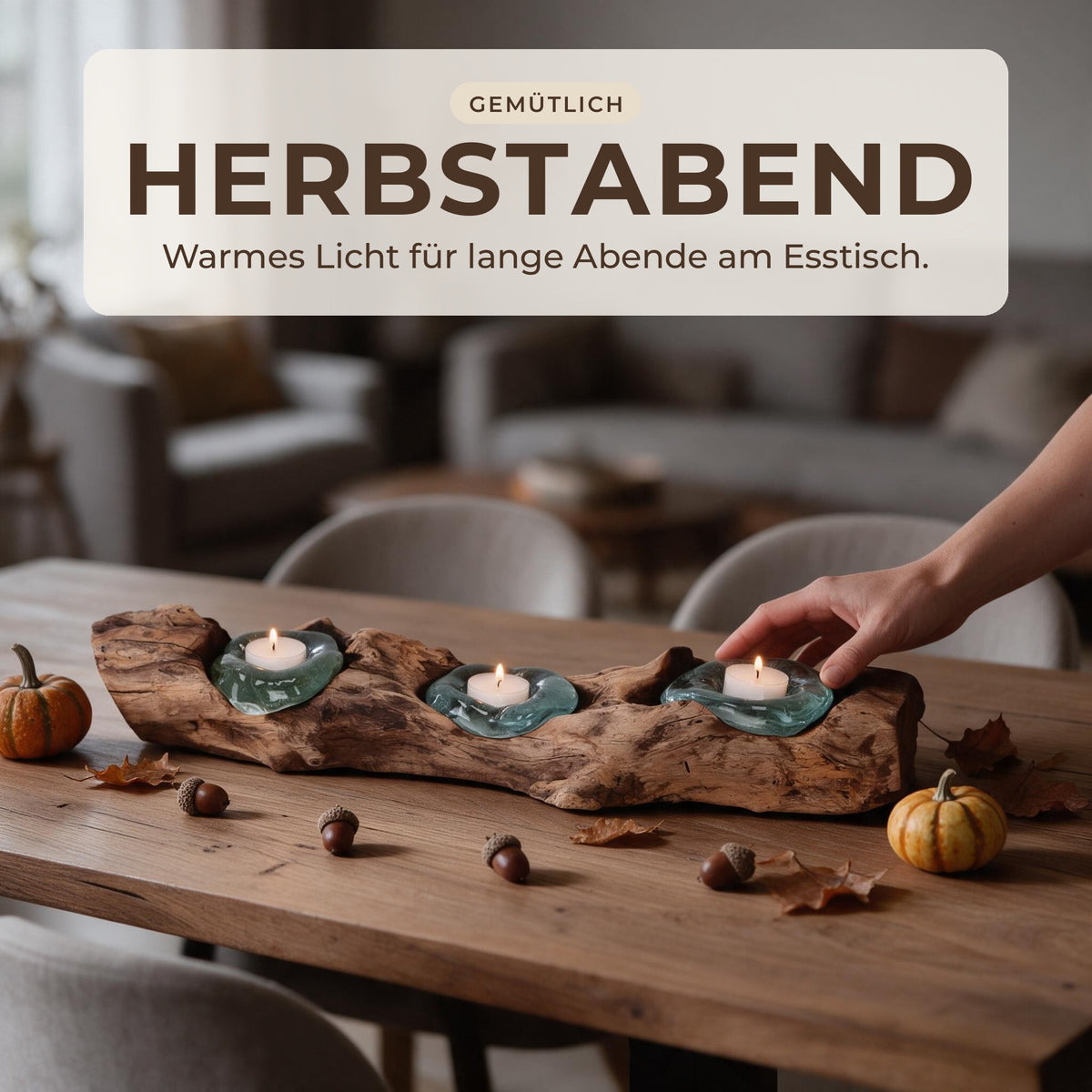 Teelichthalter Holz mit Glas als Tischdeko am Herbstabend auf dem Esstisch mit Zierkürbissen und Eicheln