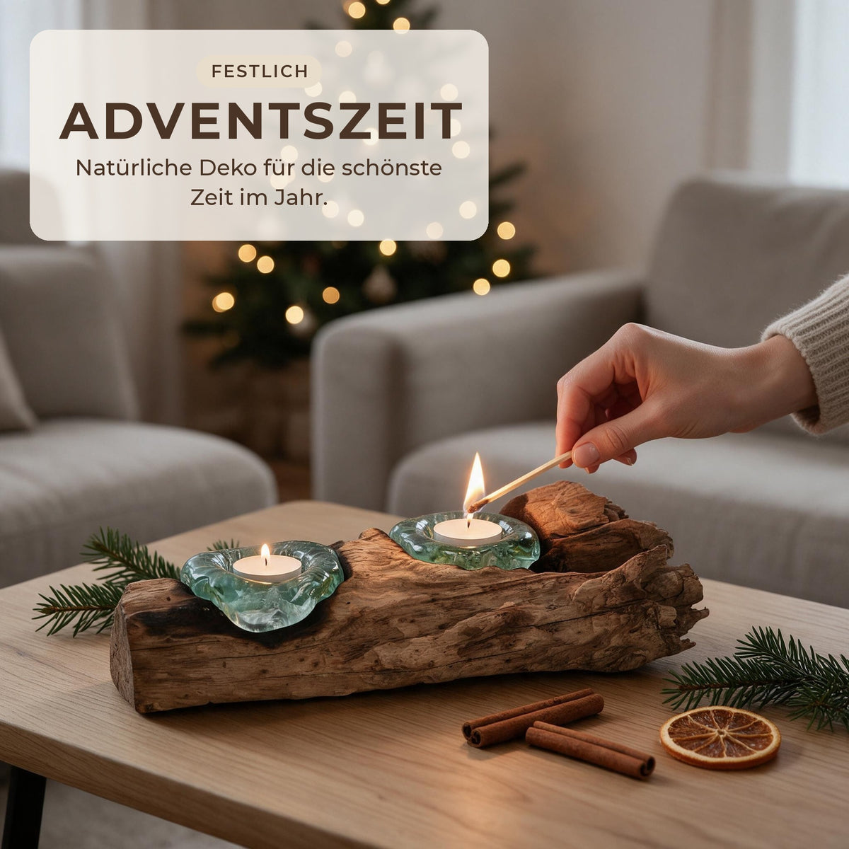 Adventszeit: Hand zündet ein Teelicht im Teelichthalter aus Wurzelholz an
