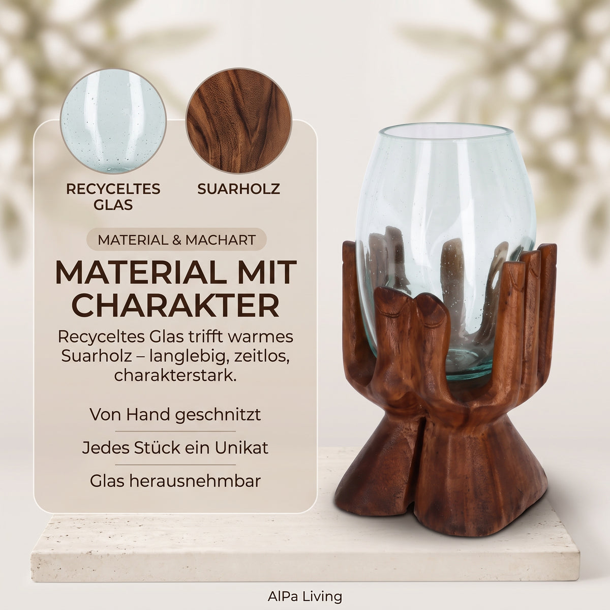 Materialien im Detail: von Hand geschnitztes Suarholz und klares recyceltes Glas mit feinen Luftbläschen, das Glas ist herausnehmbar.