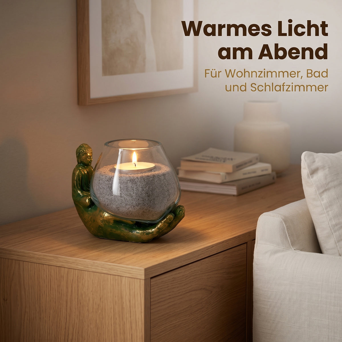 Teelichthalter Buddha Hand auf einem Sideboard im Wohnzimmer am Abend bei warmem Kerzenlicht
