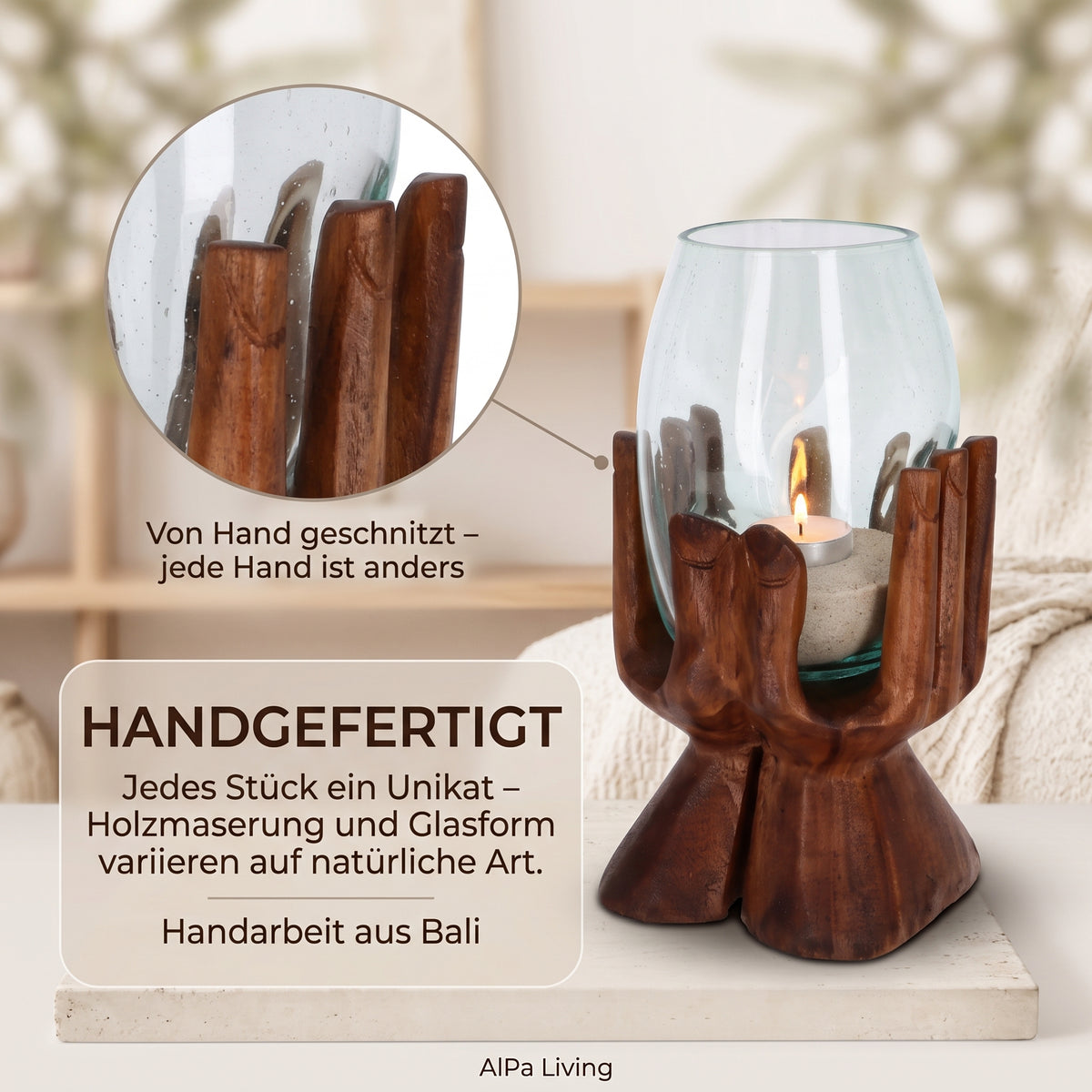 Nahaufnahme der handgeschnitzten Finger aus Suarholz am Glas – jede Holzhand ist ein Unikat, Maserung und Glasform fallen leicht unterschiedlich aus.
