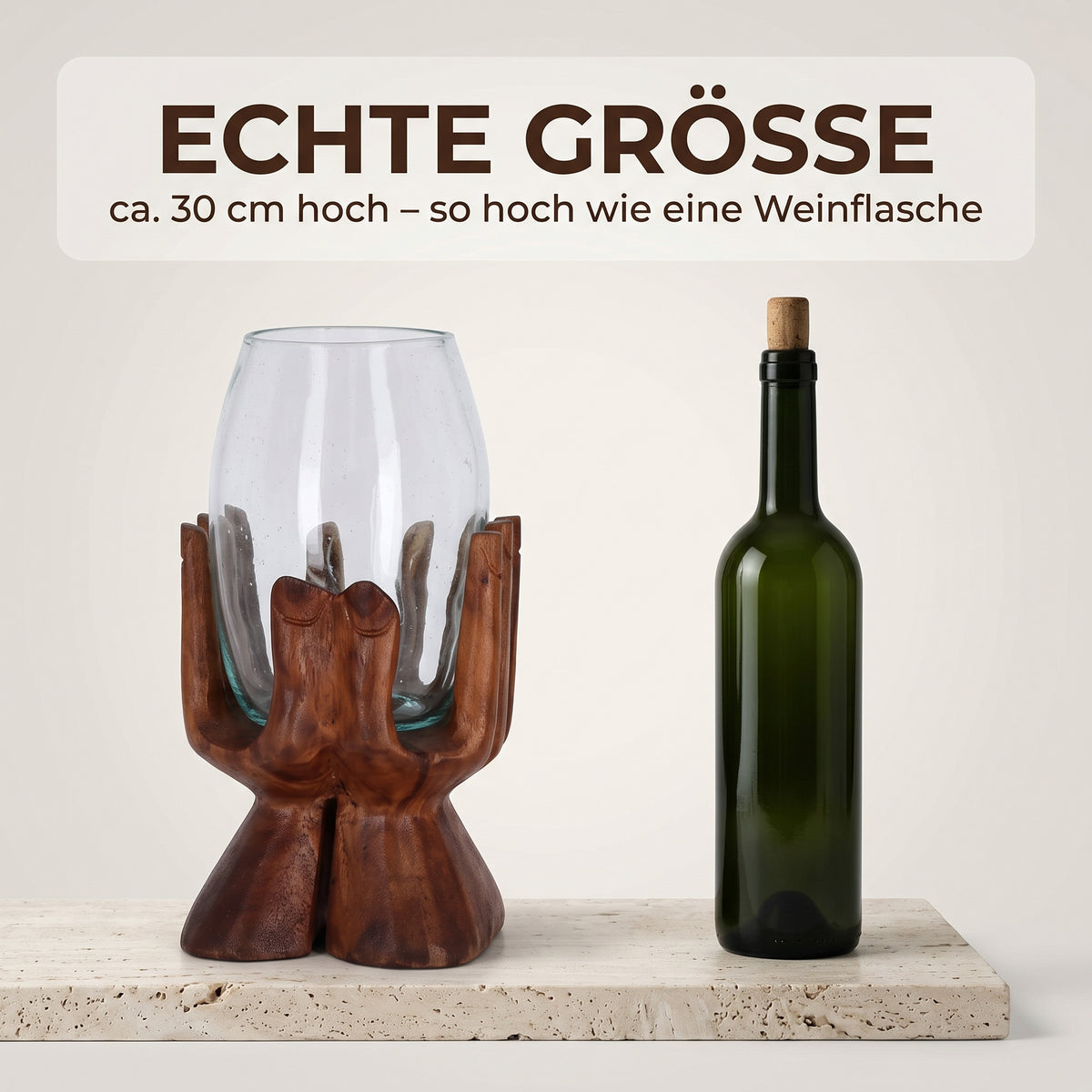 Größenvergleich: Teelichthalter Holz ca. 30 cm hoch, steht neben einer Weinflasche und ist fast genauso hoch.