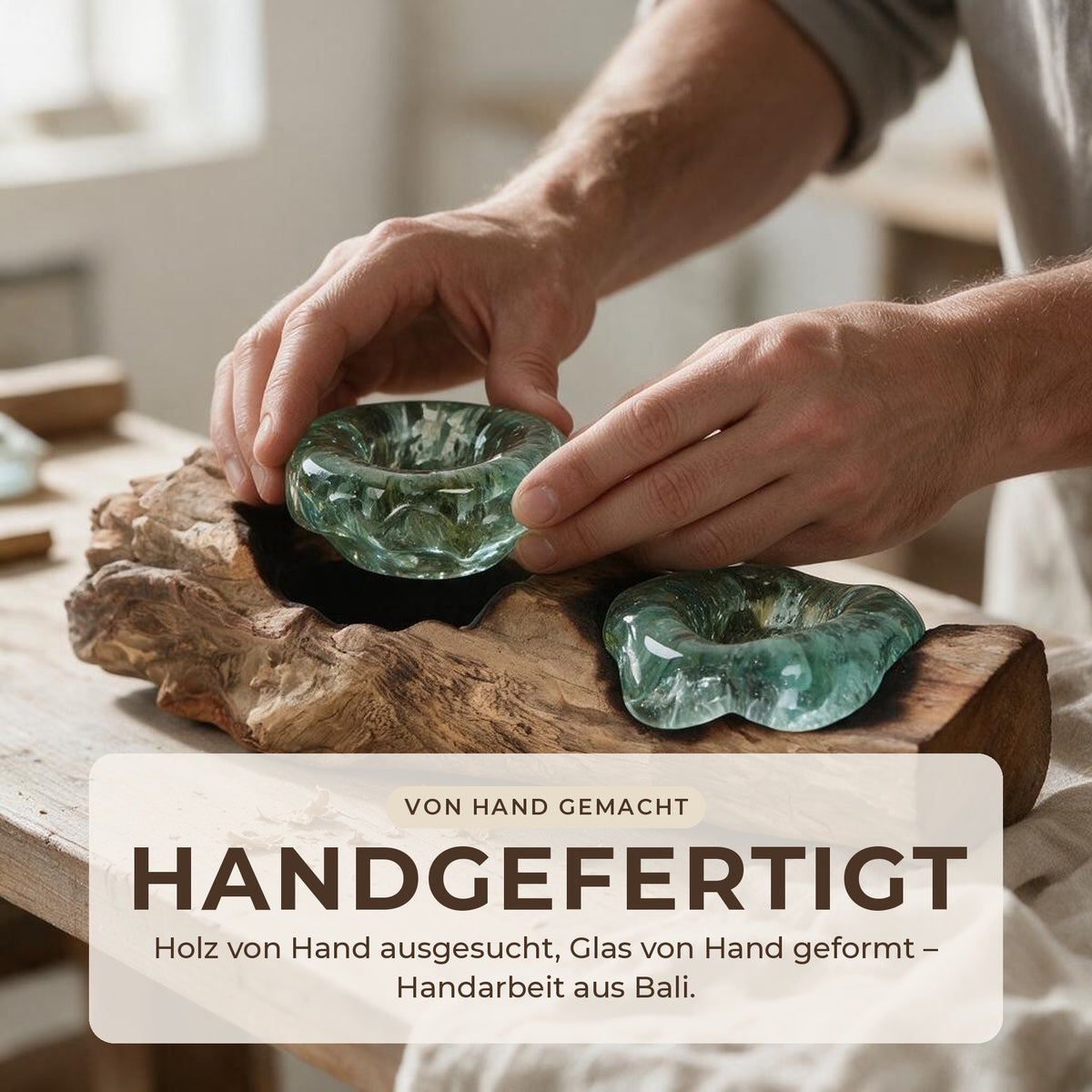 Handgefertigt: Hände setzen eine Glasmulde in das Wurzelholz ein