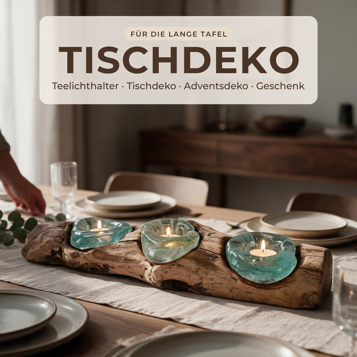 Teelichthalter aus Wurzelholz mit drei Teelichtern als Mittelpunkt einer langen gedeckten Tafel