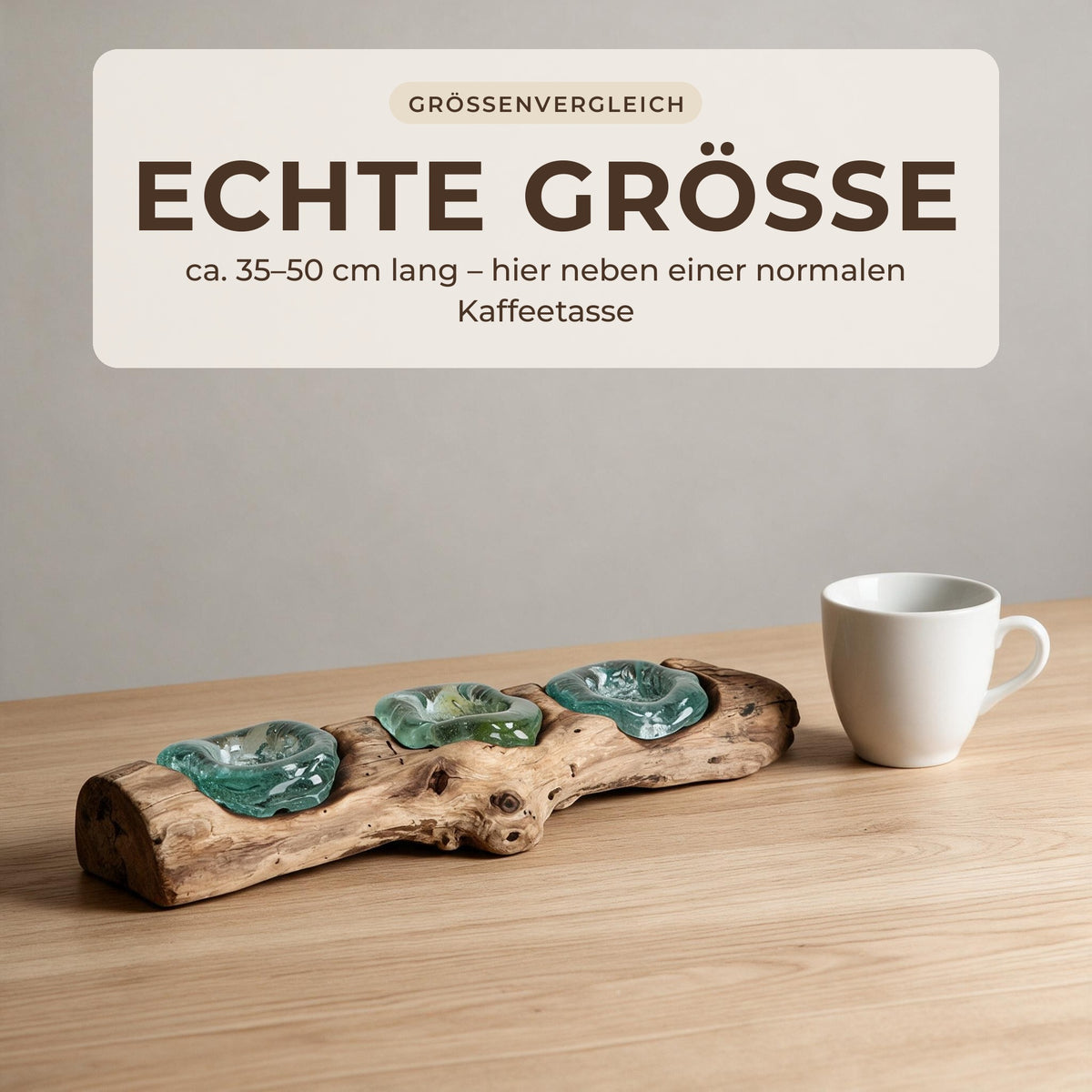 Größenvergleich: Teelichthalter aus Wurzelholz neben einer normalen Kaffeetasse