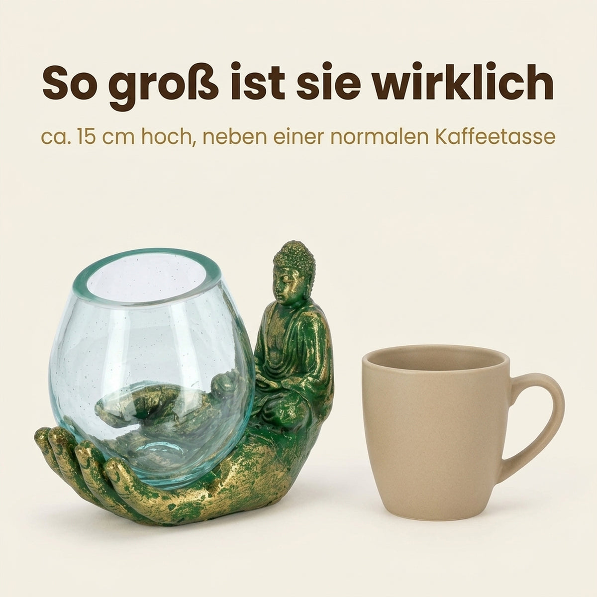 Größenvergleich: Buddha Hand Teelichthalter neben einer Kaffeetasse, ca. 15 cm hoch
