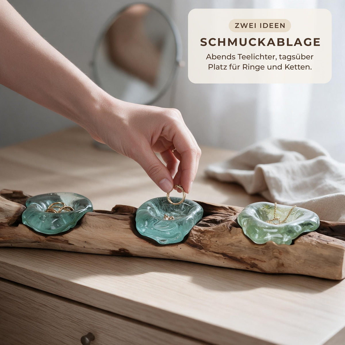 Teelichthalter als Schmuckablage: Hand legt einen Ring in eine der drei Glasmulden