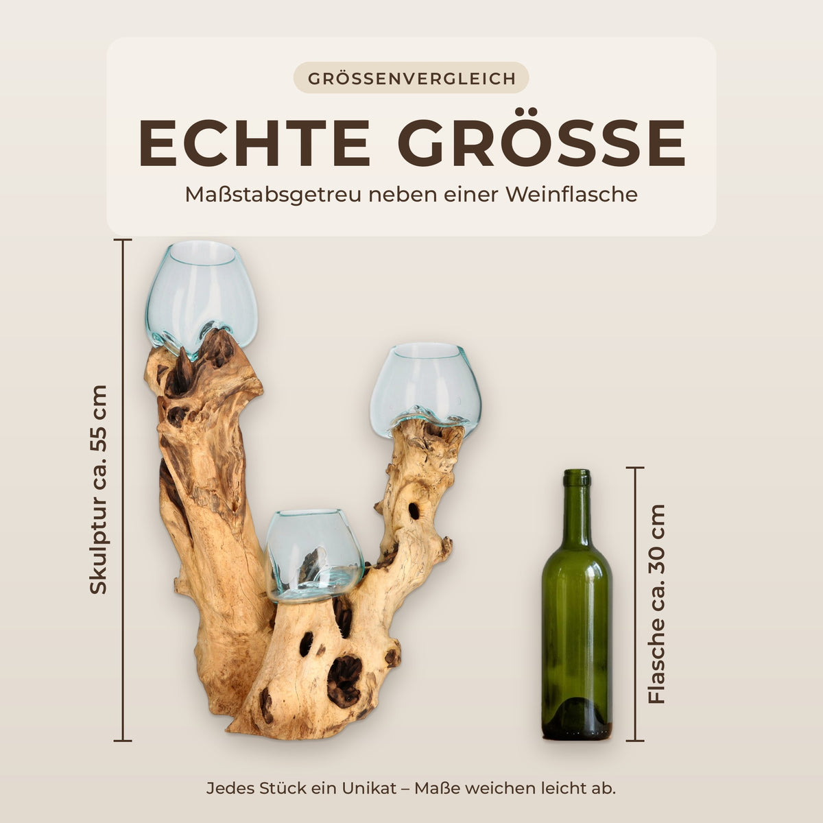 Maßstabsgetreuer Größenvergleich: Wurzelholz-Skulptur ca. 55 cm hoch neben einer Weinflasche mit ca. 30 cm