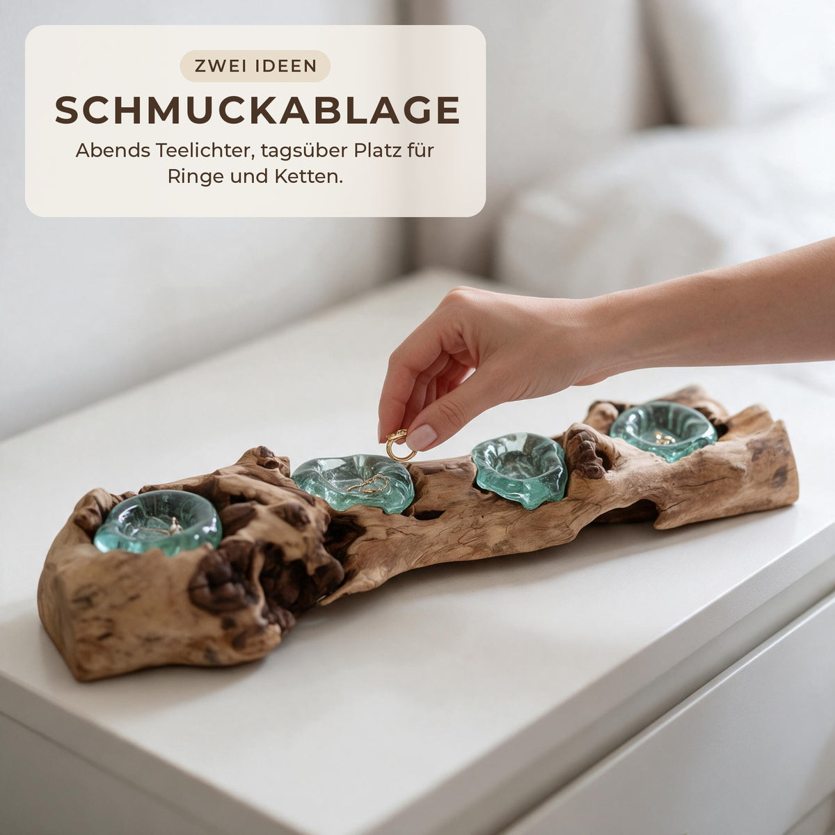 Teelichthalter als Schmuckablage: Hand legt einen Ring in eine der vier Glasmulden