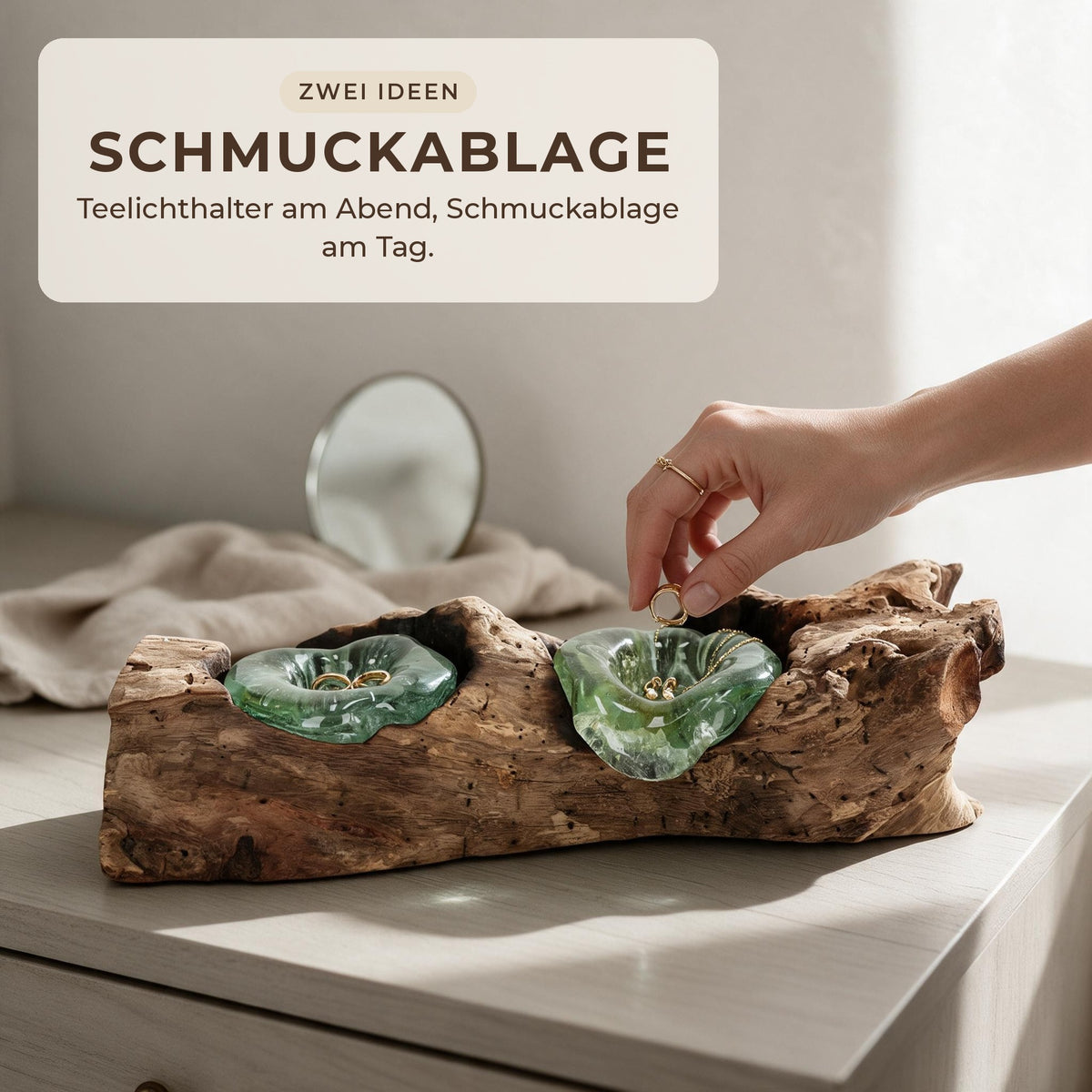 Als Schmuckablage: Hand legt einen Ring in die Glasmulde