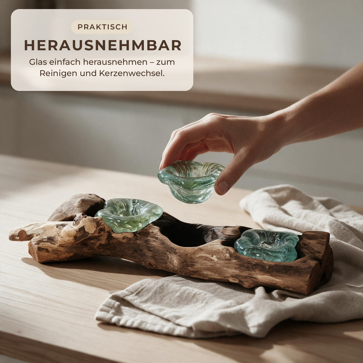 Glas herausnehmbar: Hand hebt eine Glasmulde aus dem Wurzelholz