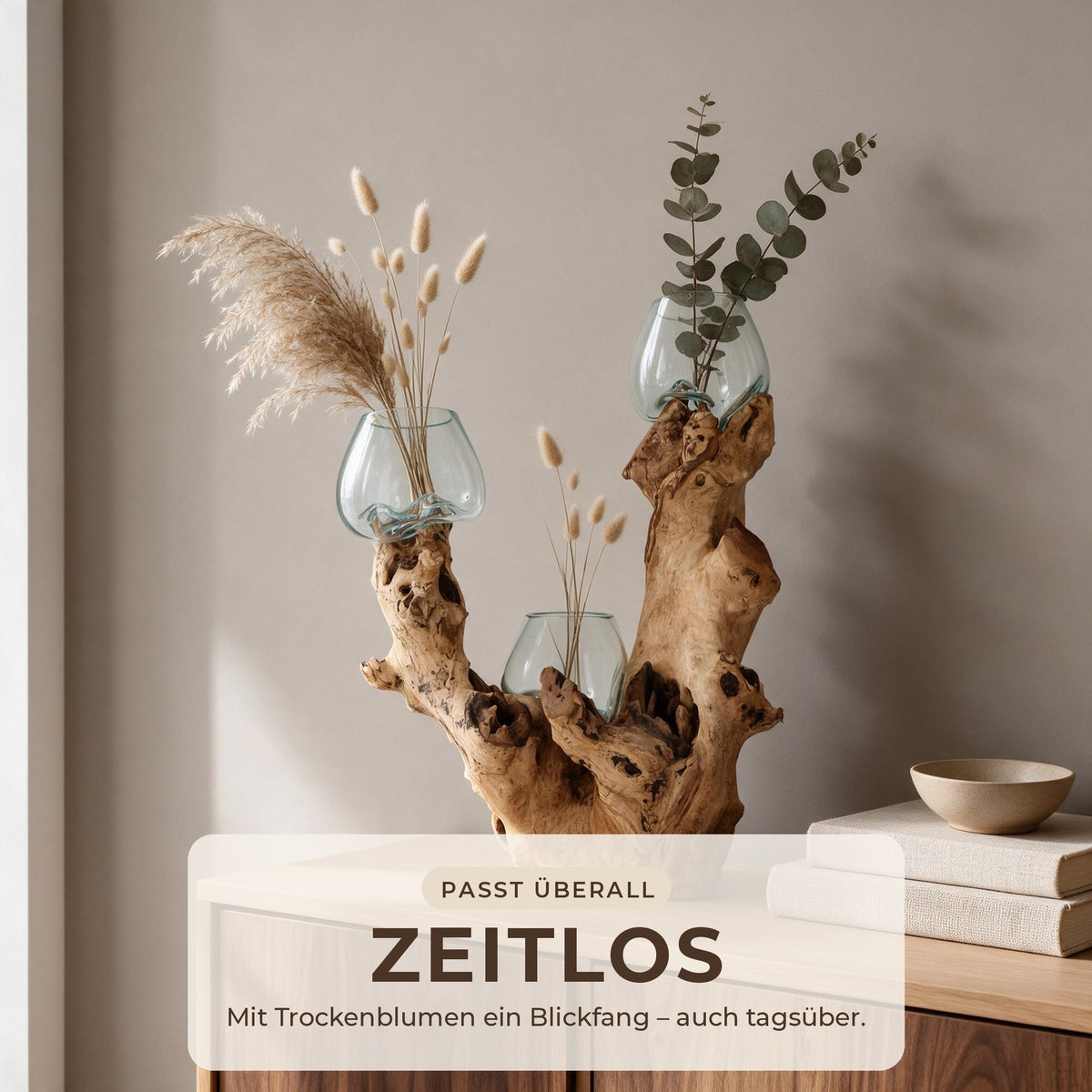 Wurzelholz-Skulptur mit Pampasgras, Samtgras und Eukalyptus in den drei Gläsern auf einem Sideboard