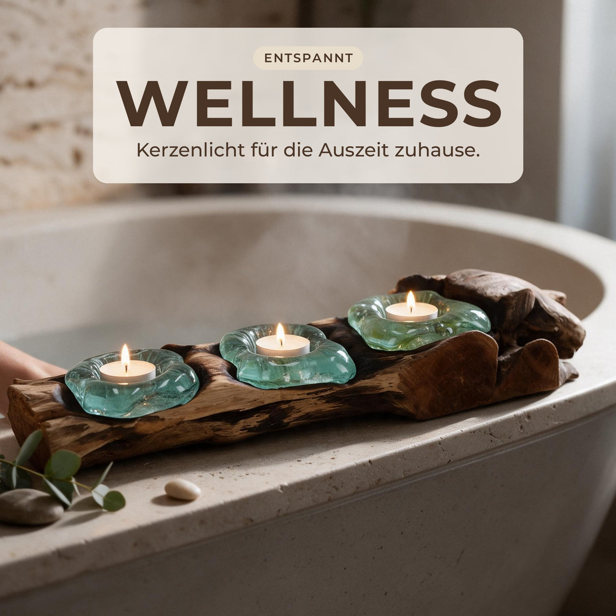 Teelichthalter mit brennenden Teelichtern am Wannenrand – Wellness zuhause