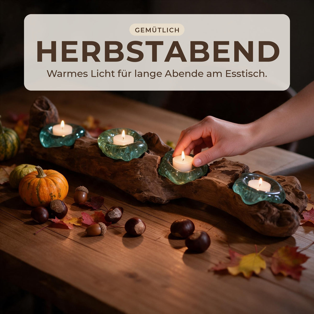 Teelichthalter mit vier brennenden Teelichtern als Herbstdeko auf dem Esstisch mit Zierkürbis, Kastanien und Laub