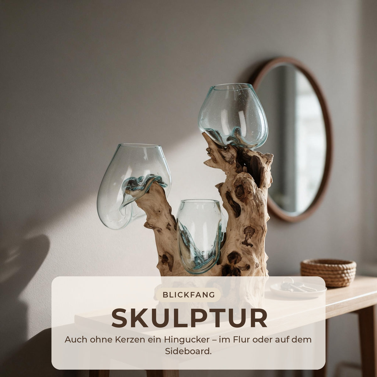 Wurzelholz-Skulptur mit drei leeren Gläsern auf einer Flurkonsole vor einem runden Spiegel