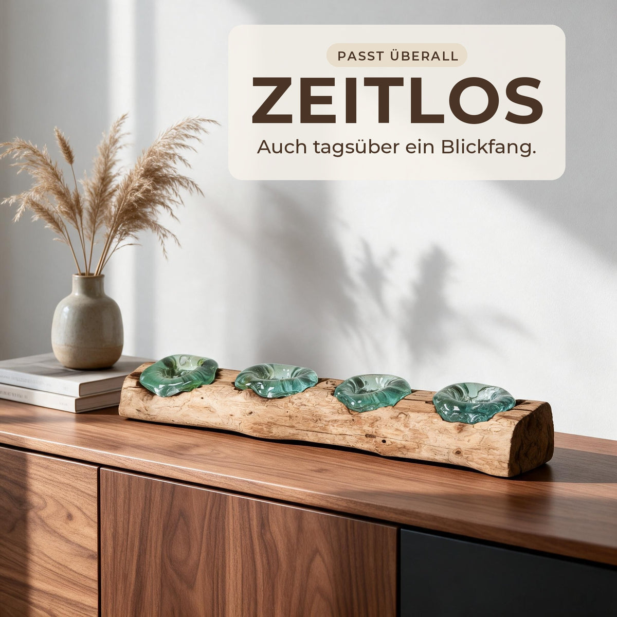 Helles Wurzelholz mit vier Glasmulden auf dem Sideboard tagsüber, zeitlose Deko