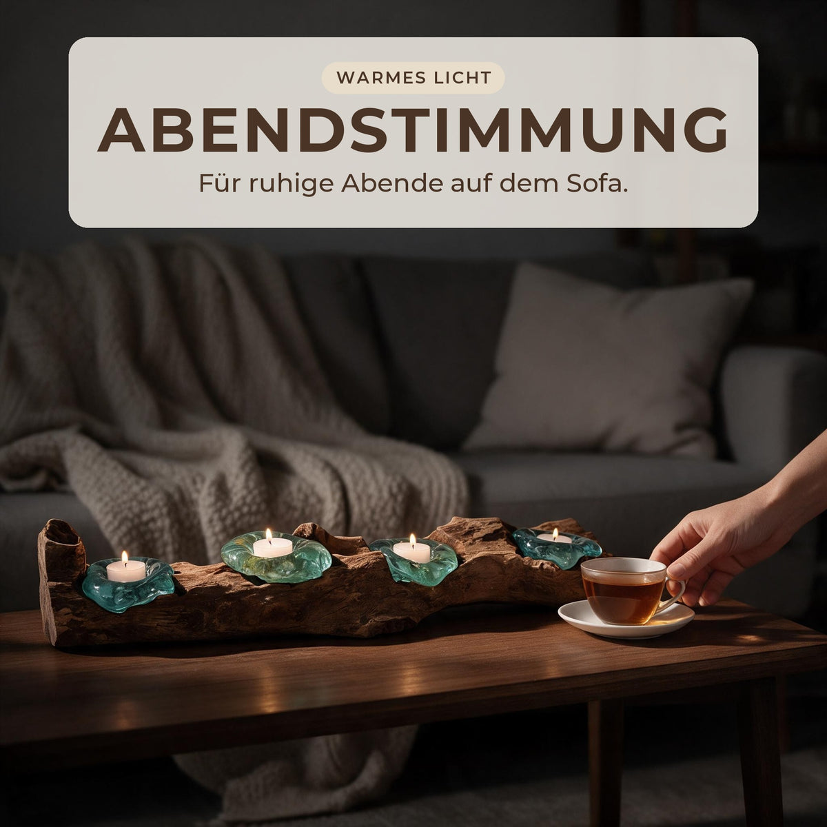 Abendstimmung: Hand stellt Tee neben den Teelichthalter mit vier brennenden Teelichtern auf dem Couchtisch