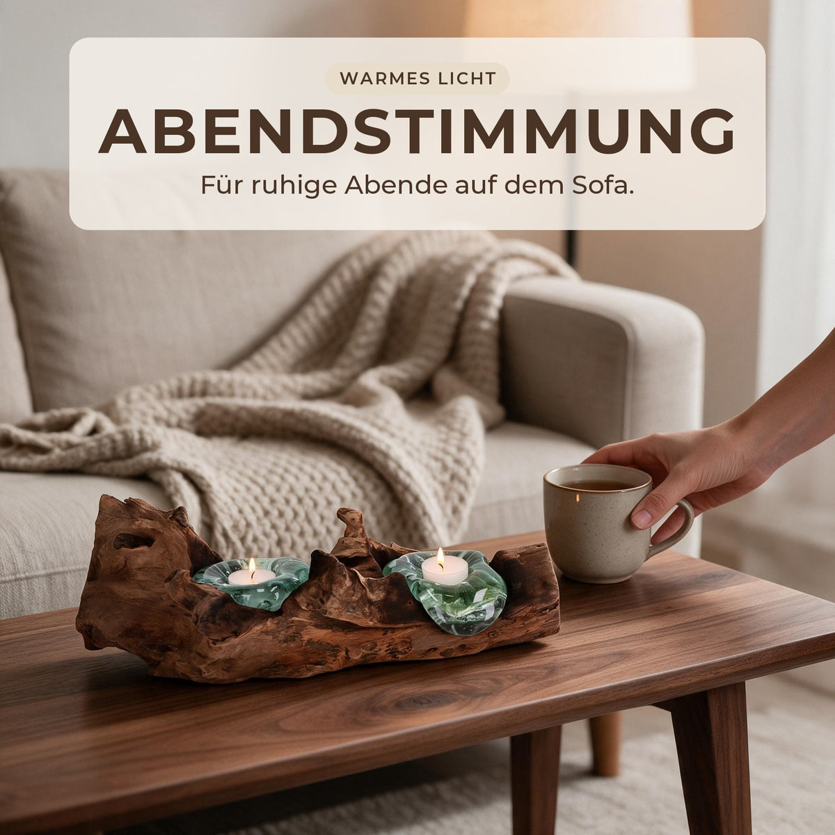 Abendstimmung: Hand stellt eine Teetasse neben den Teelichthalter auf dem Couchtisch