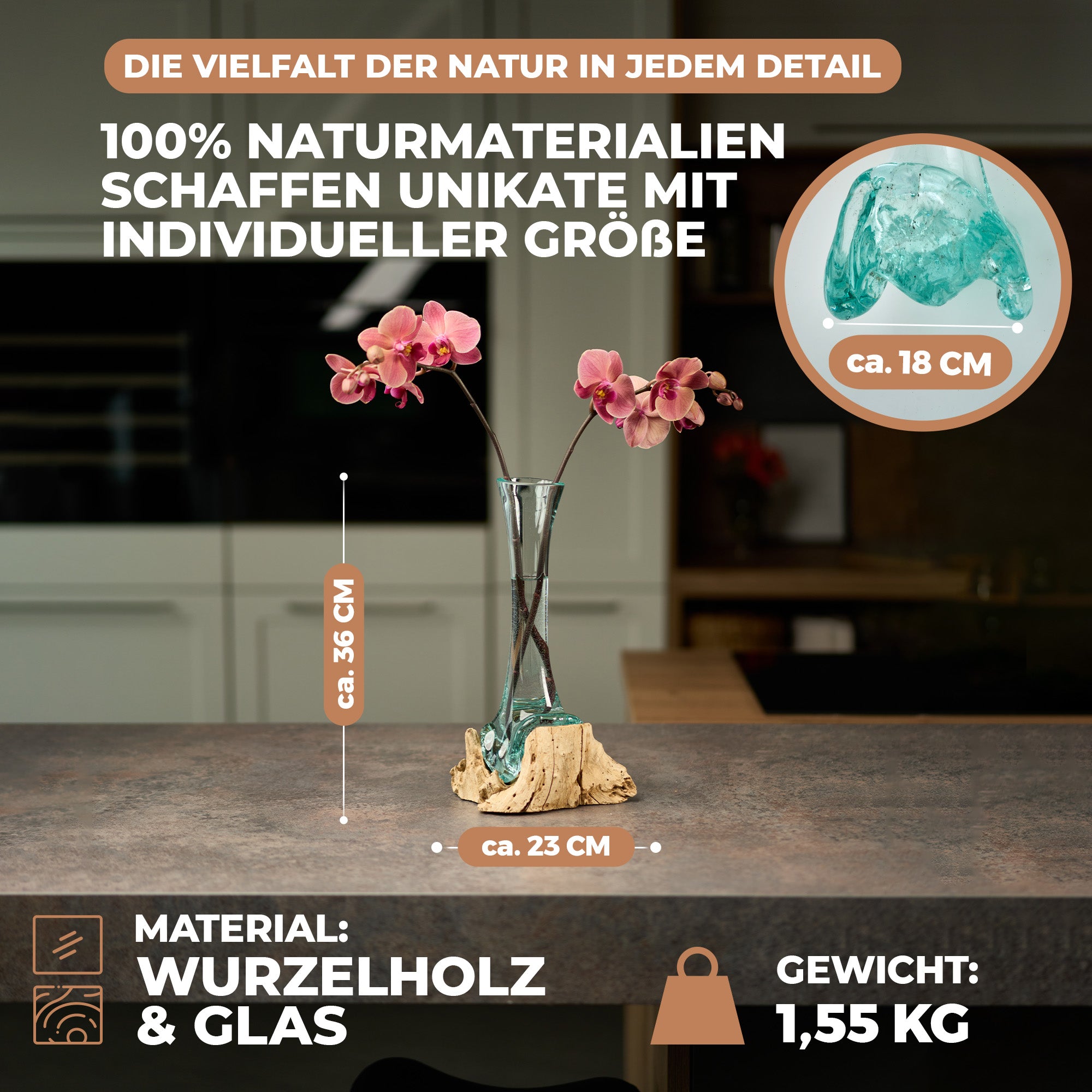 Schlanke Glasvase auf Wurzelholz