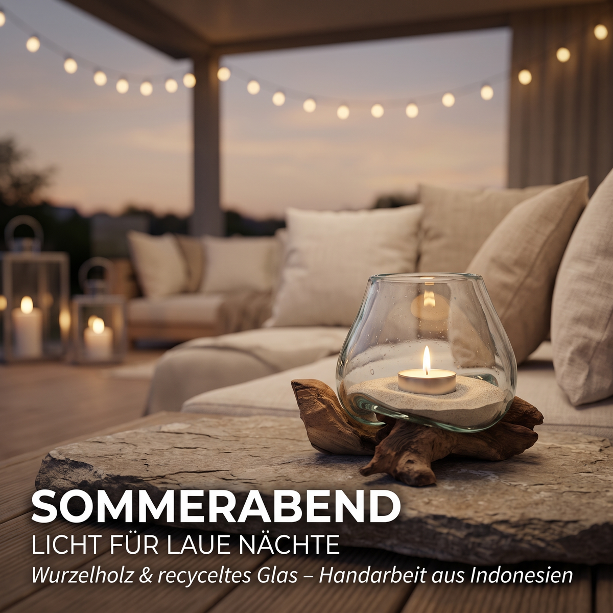 Windlicht aus recyceltem Glas auf Wurzelholz auf der Terrasse am Abend, Handarbeit aus Indonesien