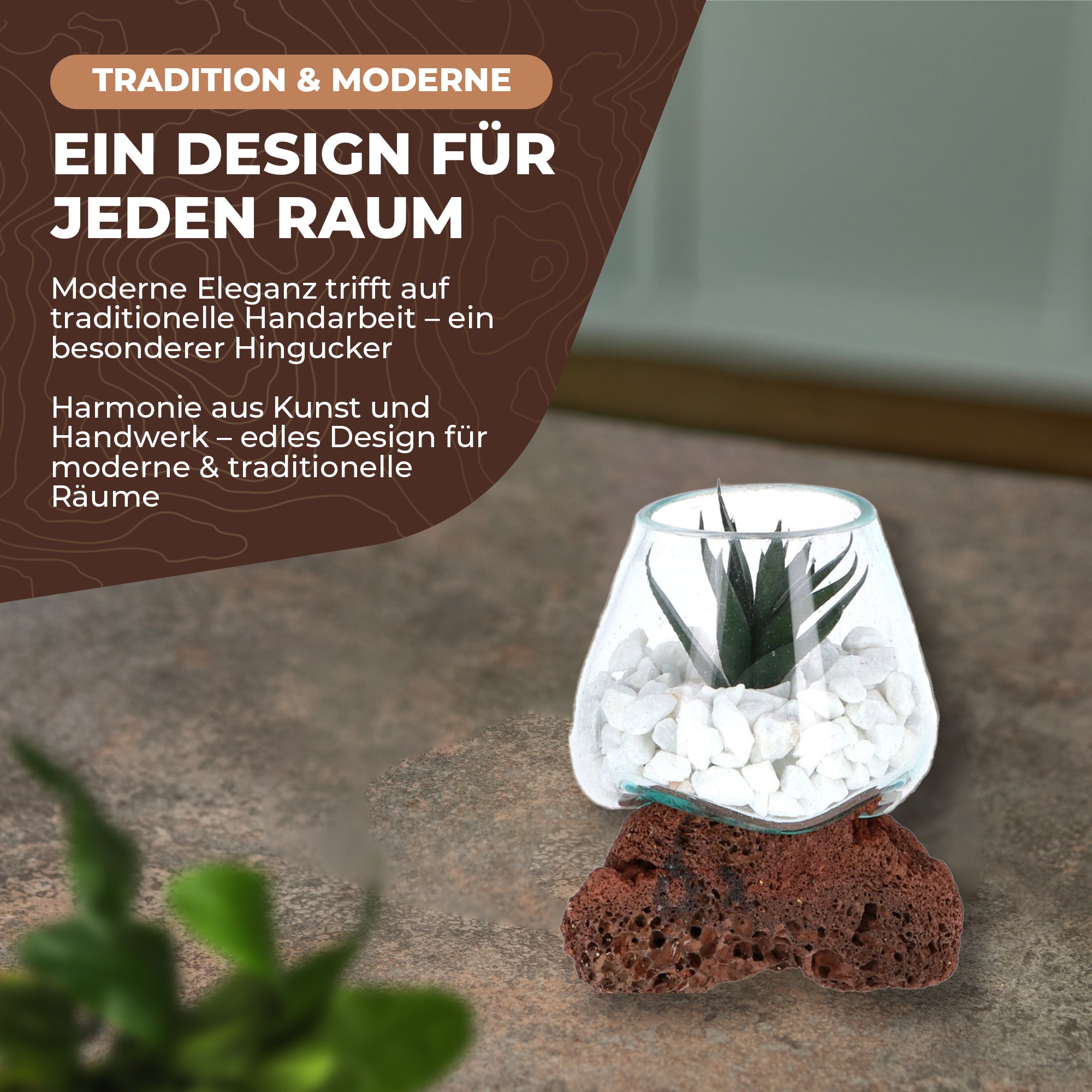 Handgefertigte Dekoschale aus mundgeblasenem Glas auf Lavastein aus Bali. Nachhaltiges Design, vielseitig einsetzbar als Schale, Kerzenhalter oder Pflanzgefäß.