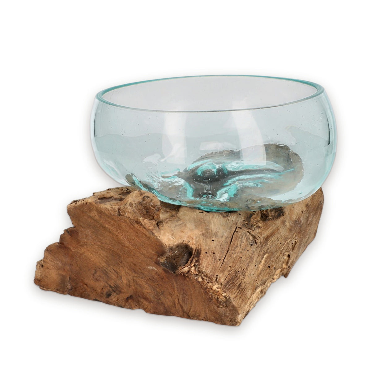 Runde mundgeblasene Glasschale auf mittelbraunem Wurzelholz, leicht türkises Glas, auf weißem Hintergrund