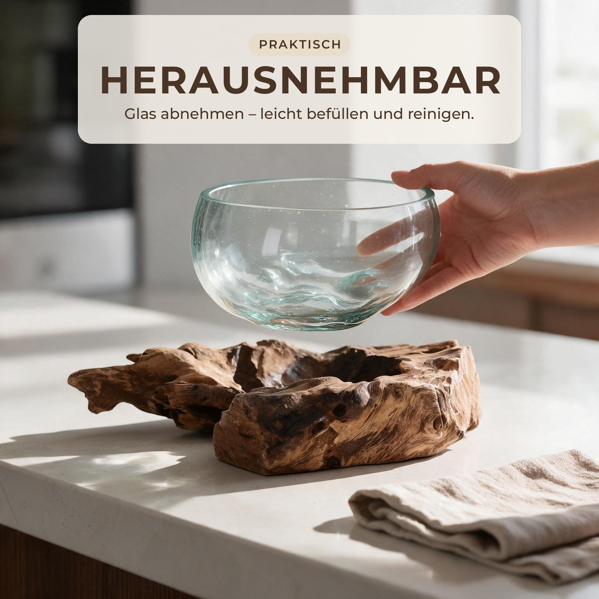 Hand hebt die Glasschale vom Wurzelholz ab – das Glas ist abnehmbar
