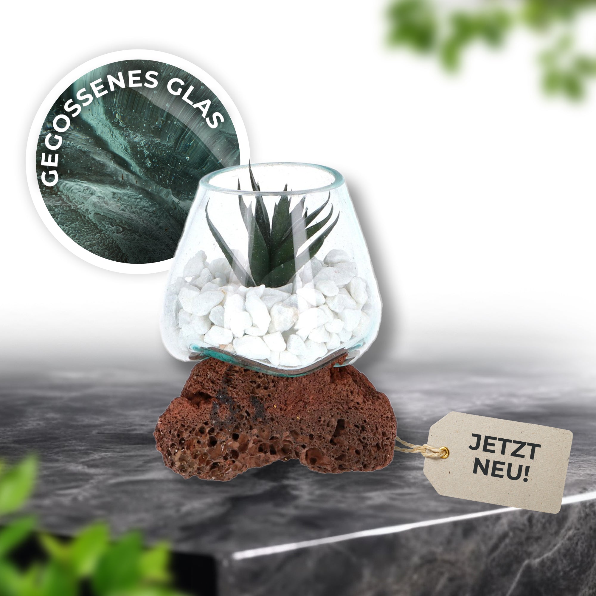 Handgefertigte Dekoschale aus mundgeblasenem Glas auf Lavastein aus Bali. Nachhaltiges Design, vielseitig einsetzbar als Schale, Kerzenhalter oder Pflanzgefäß.