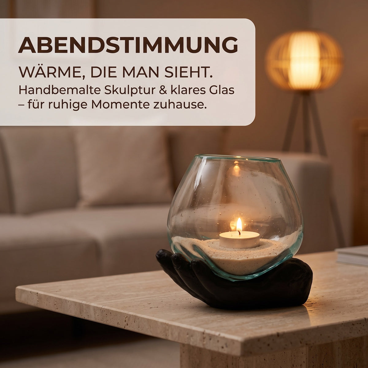 Teelichthalter Schwarz auf Couchtisch im Wohnzimmer am Abend mit Kerzenlicht