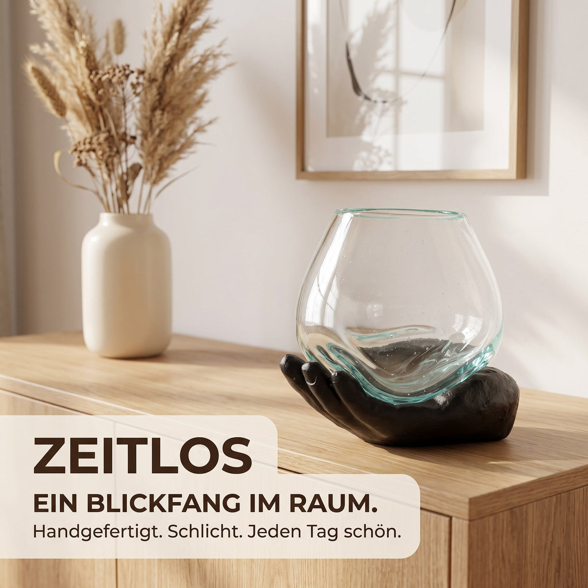 Teelichthalter Schwarz auf Sideboard aus Eichenholz bei Tageslicht