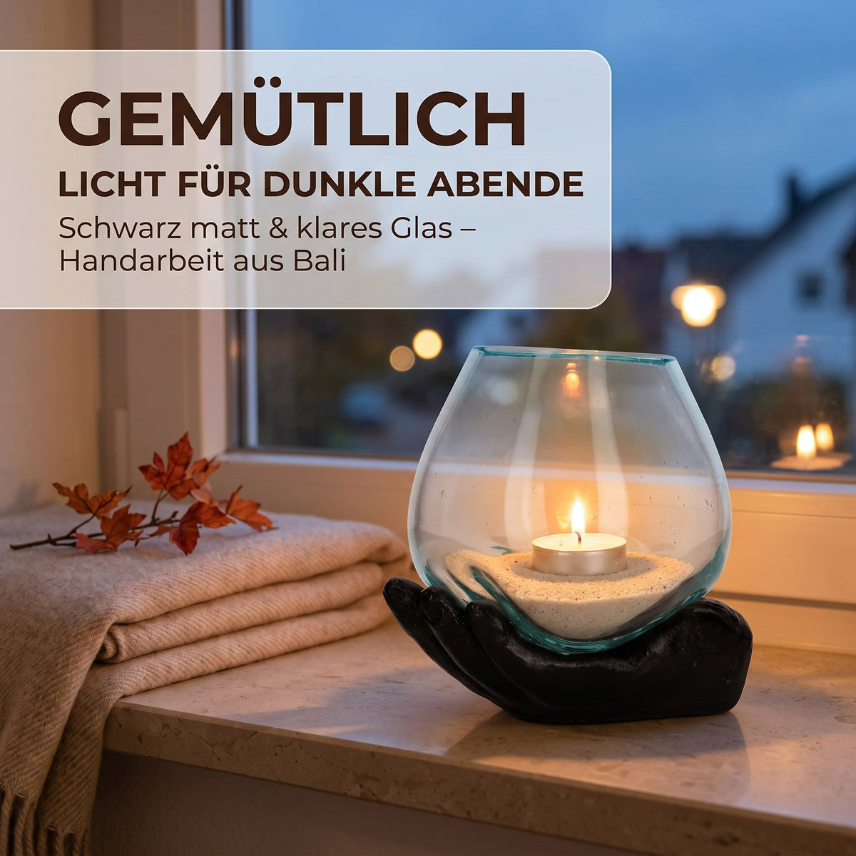 Teelichthalter Schwarz auf der Fensterbank am Herbstabend