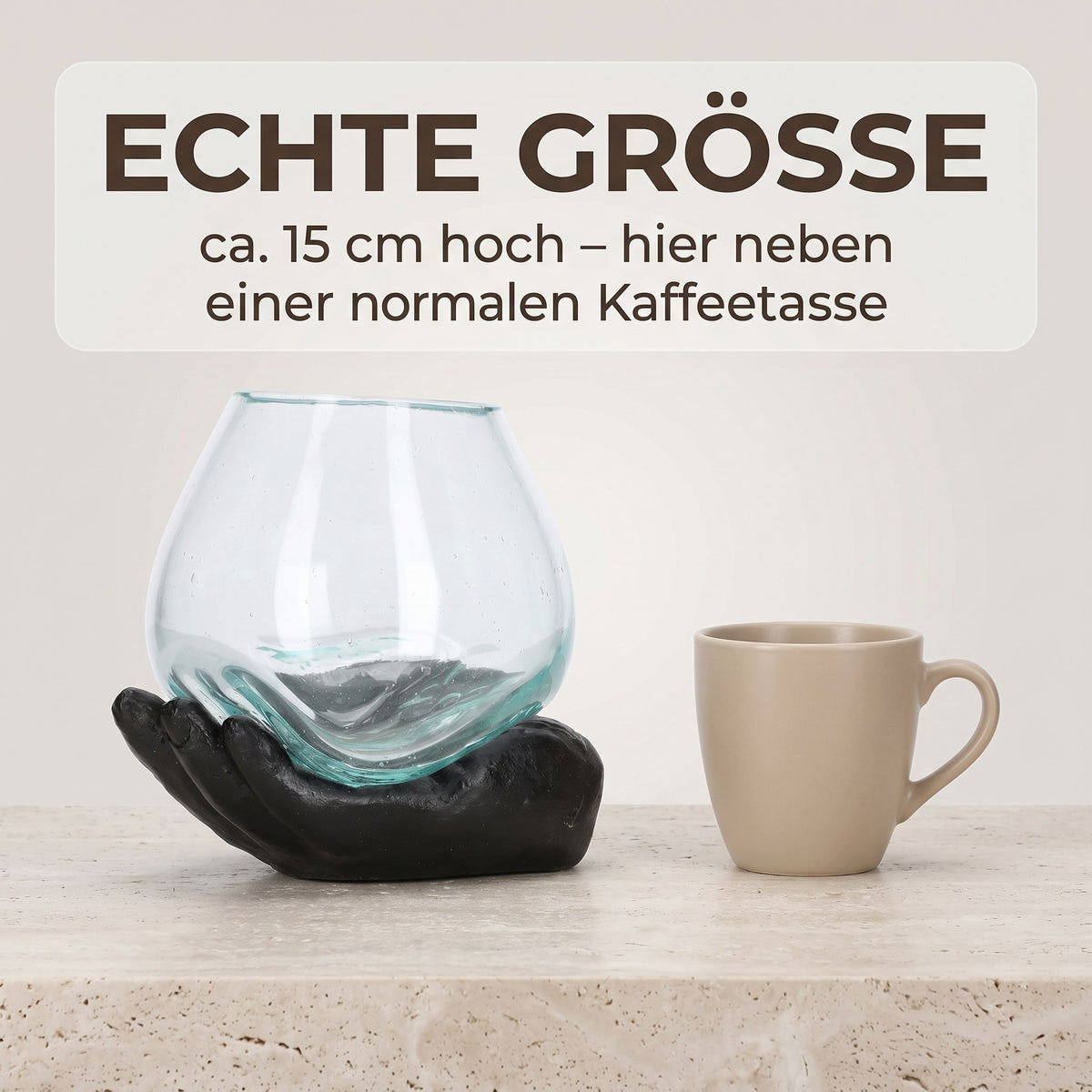 Größenvergleich: Teelichthalter Schwarz ca. 15 cm hoch neben einer Kaffeetasse